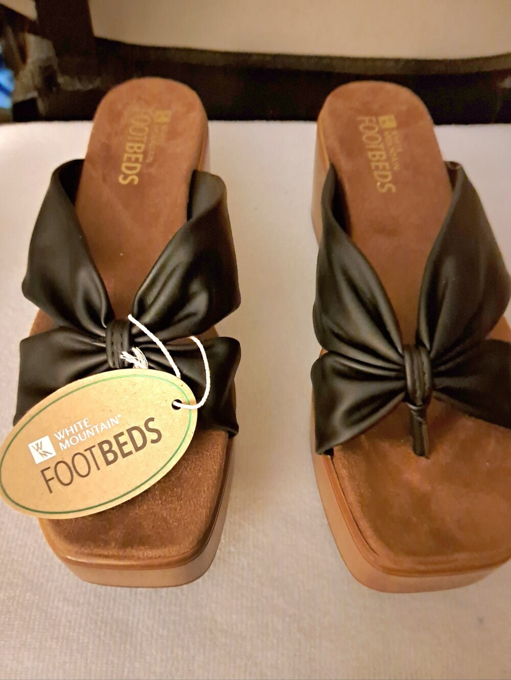 WHITE MOUNTAIN FOOTBEDS sandals STYLE is BLACK  GLAMMING size 7.5 BRAND NEW